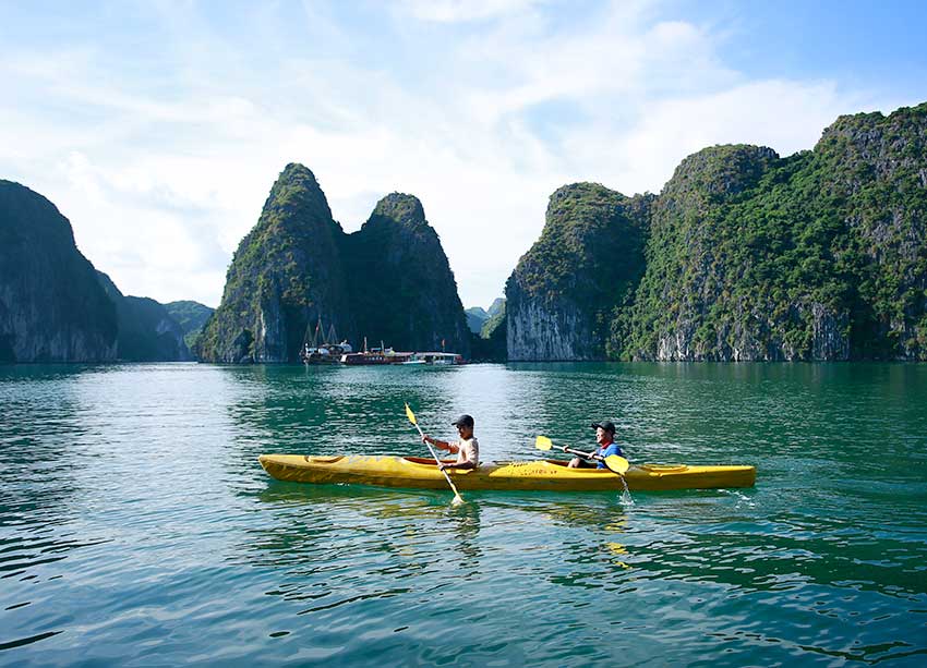 Kayaking in lan ha bay