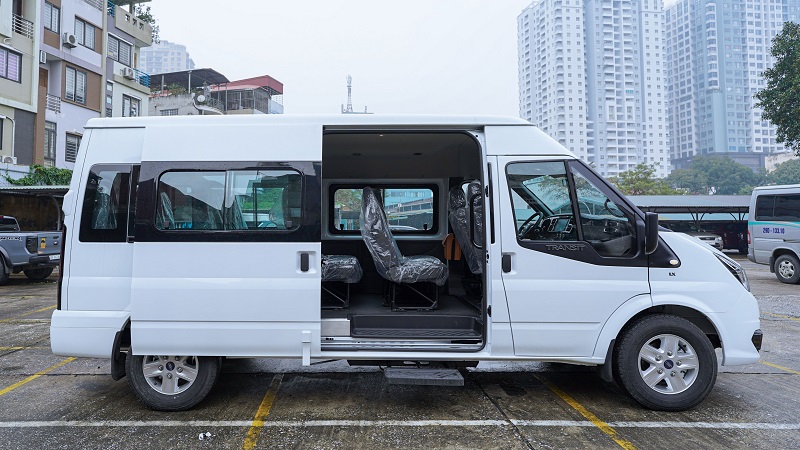 Bạn nên chọn Ford Transit đưa đón sân bay vì xe có Không gian rộng rãi, thoải mái